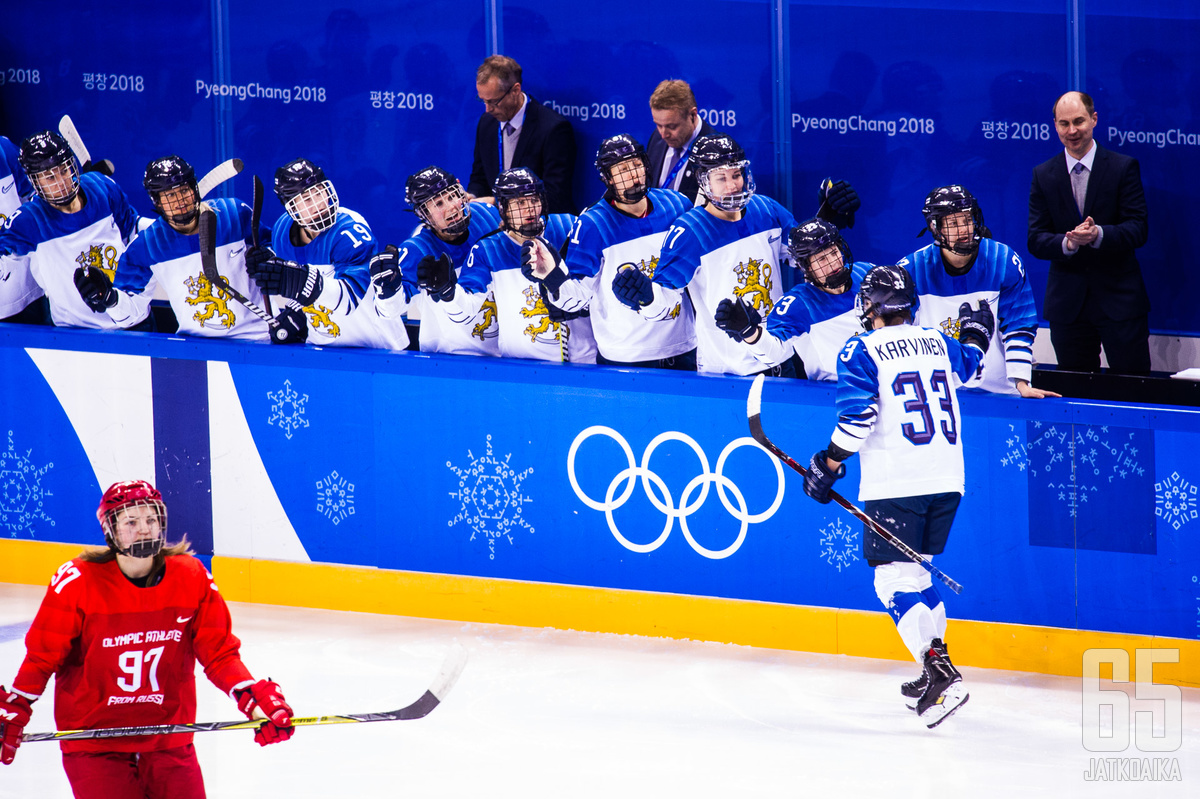 Michelle Karvinen viimeisteli Suomen kaksi ensimmäistä maalia.