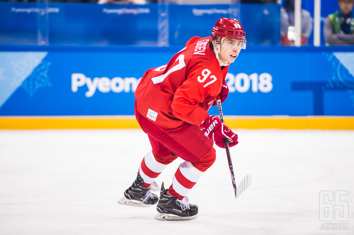 Nikita Gusev jatkaa uraansa punaisessa paidassa.