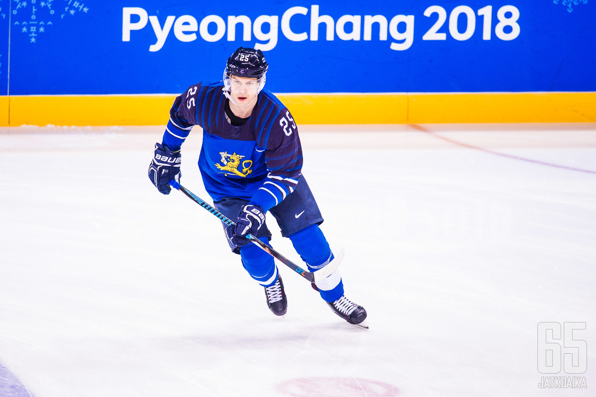 Enlund edusti Suomea Pyeongchangin talviolympialaisissa, minkä lisäksi takana on 27 EHT-ottelua.
