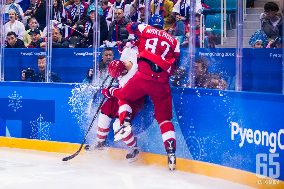 Venäjä ja Tšekki pelaavat modernia jääkiekkoa.