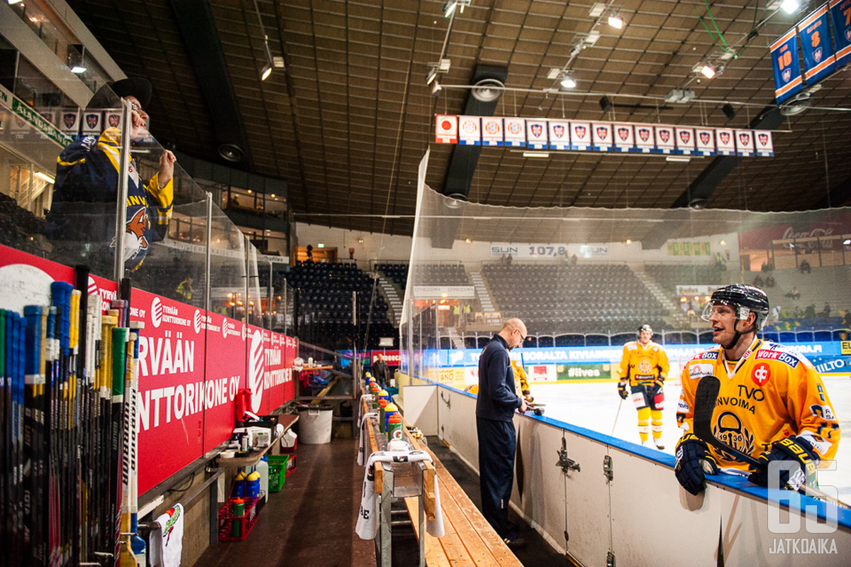 Ville Nieminen ja Hakametsän legendaarinen Palo-Pena lähtevät hakemaan Tapparan päänahkaa.