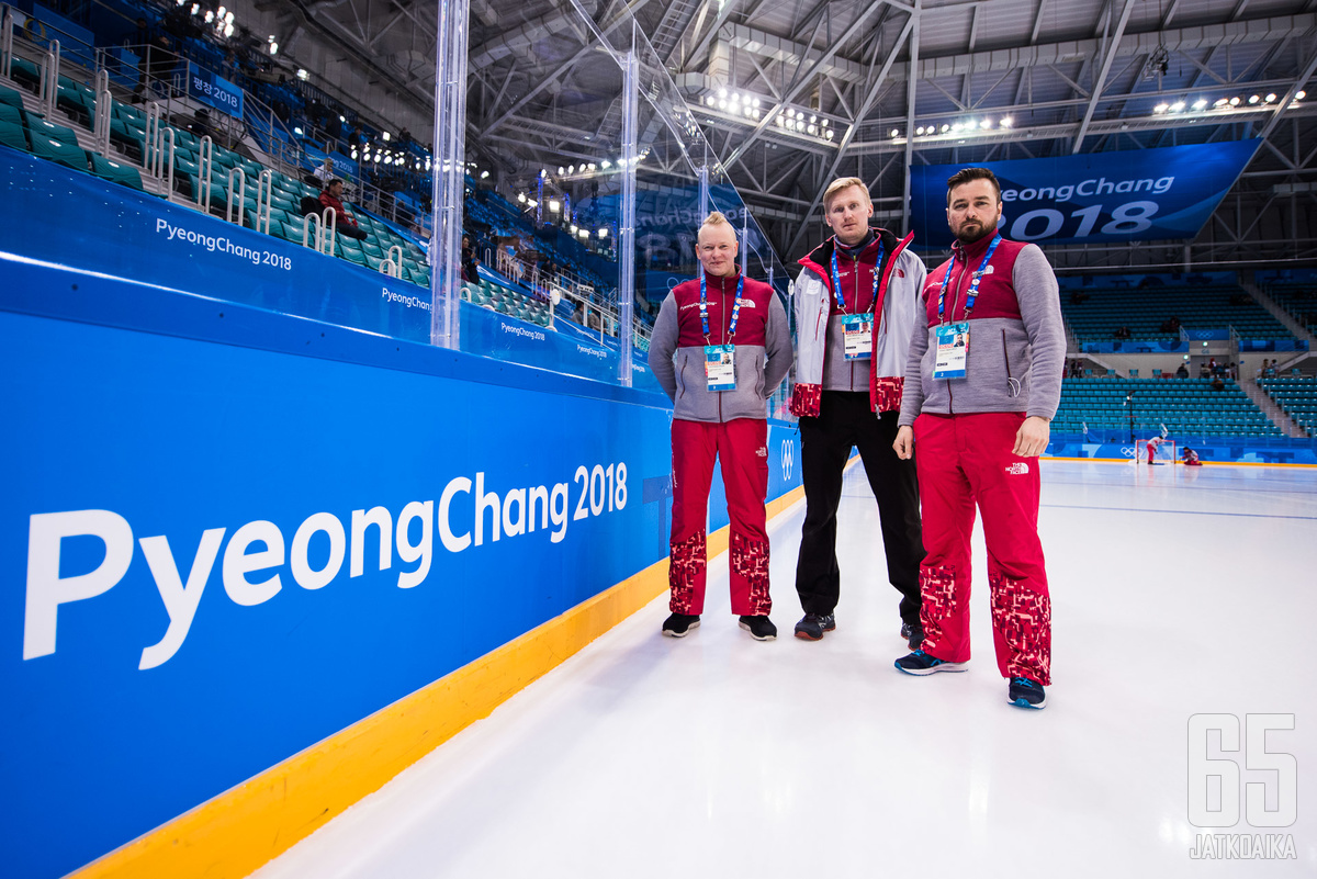 Tomi Hukari (vas.), Jarkko Laitala ja Tuomo Sipilä vastaavat olympiakaukaloiden kunnosta myös kisapaikalla.