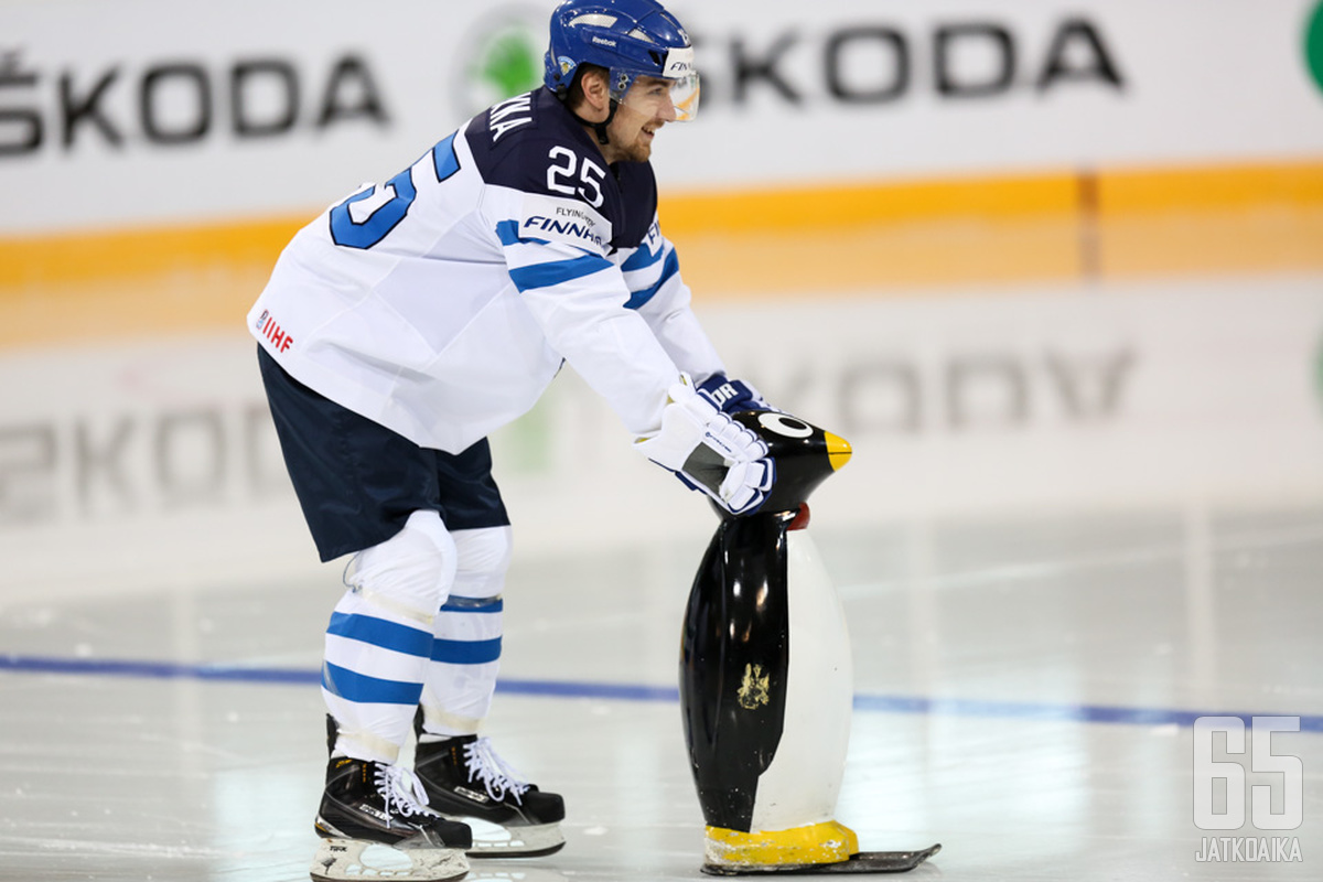 Pekka Jormakka on taas mukana Suomen maajoukkueessa. Tällä kertaa hän hyppää jäälle ilman pingviiniä.
