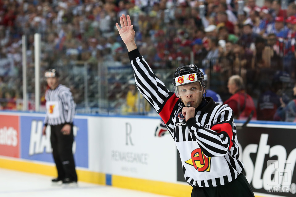KHL-tuomari Jyri Rönn tuomitsi viime kisoissa pronssiottelun.
