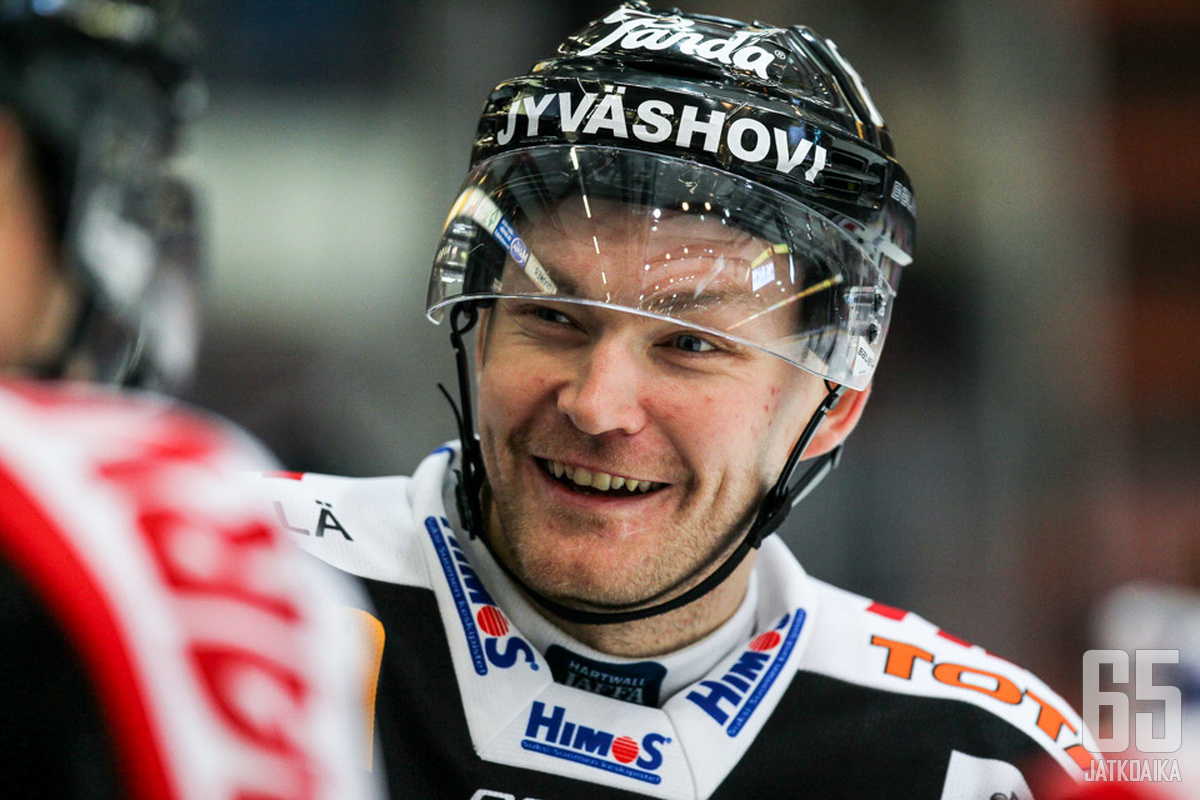 Ennen urheilujohtajapestiään Viitanen edusti JYPiä pelaajana seitsemällä kaudella.