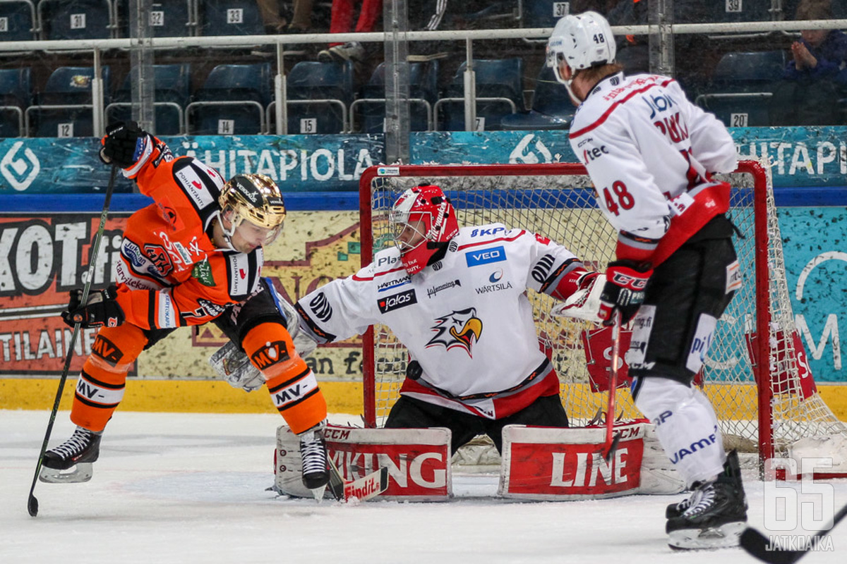 Otto Paajanen oli jatkuvasti Timo Niemen kiusana Sportin maalilla.