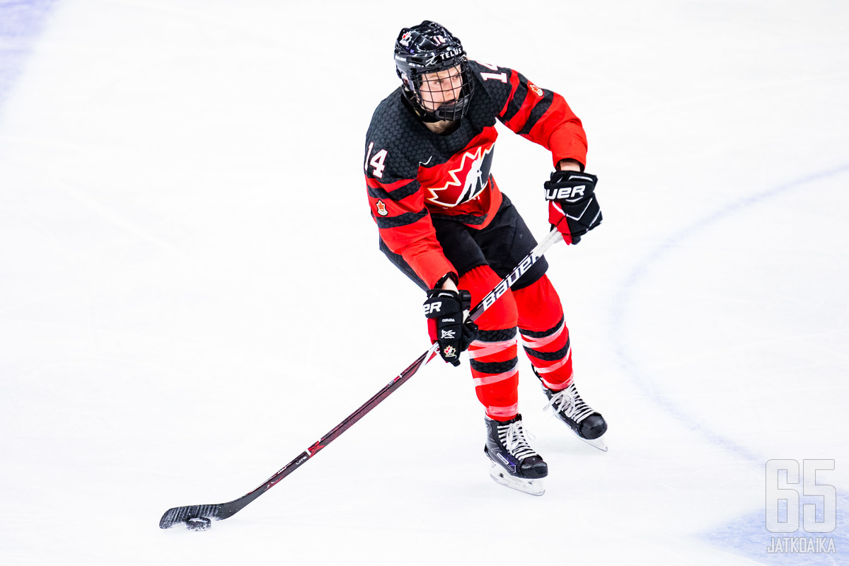 Renata Fast oli jäällä neljän maalin aikana Kanadan kaataessa Sveitsin 6–0.