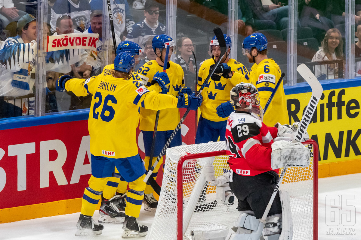 Ruotsin MM-joukkueessa on tällä hetkellä ainoastaan yhdeksän hyökkääjää. Joukkue pelasi kolmella ketjulla avausottelun Itävaltaa vastaan.