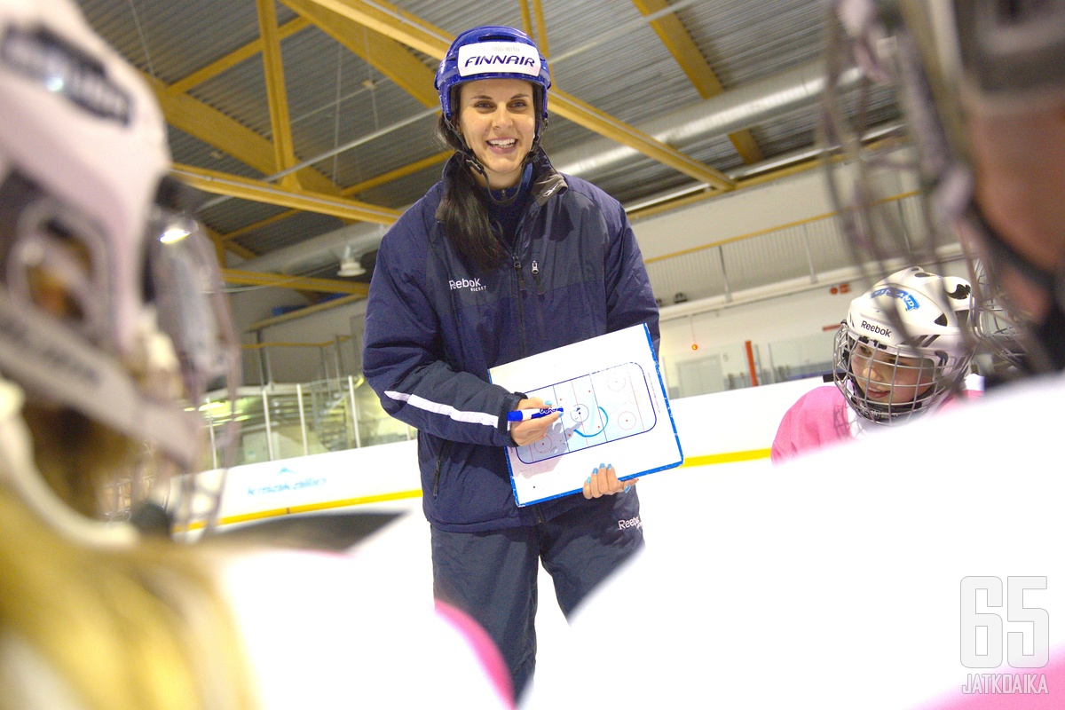 Suomen Jääkiekkoliiton tyttökiekon taitovalmentajana viime vuodet toiminut Niemi suuntaa Kiinaan.