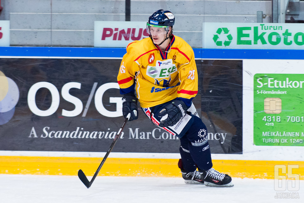 Jukurien Joonas Kalliola teki joukkueensa molemmat maalit Vantaalla.