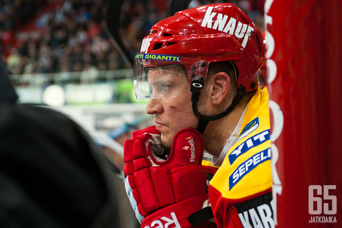 Viimeinen Liiga-kausi veti Ossi Väänäsen mietteliääksi.