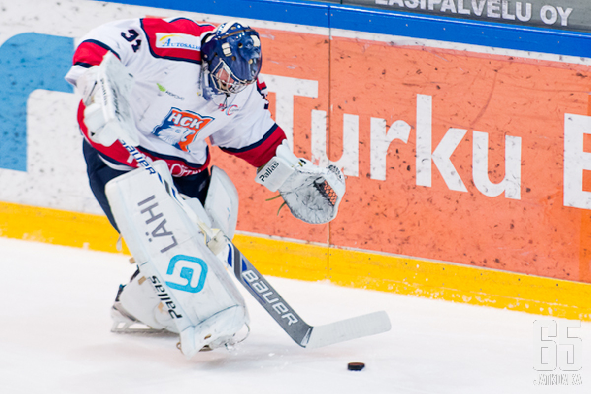 Ahlqvist taiteilee seuraavaksi Suomi-sarjassa.