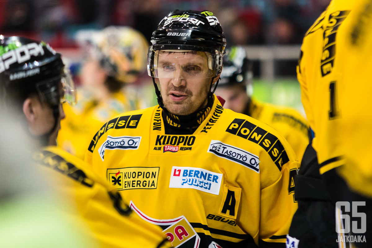Jussi Timonen seuraa katsomosta loppuvuoden ottelut. 