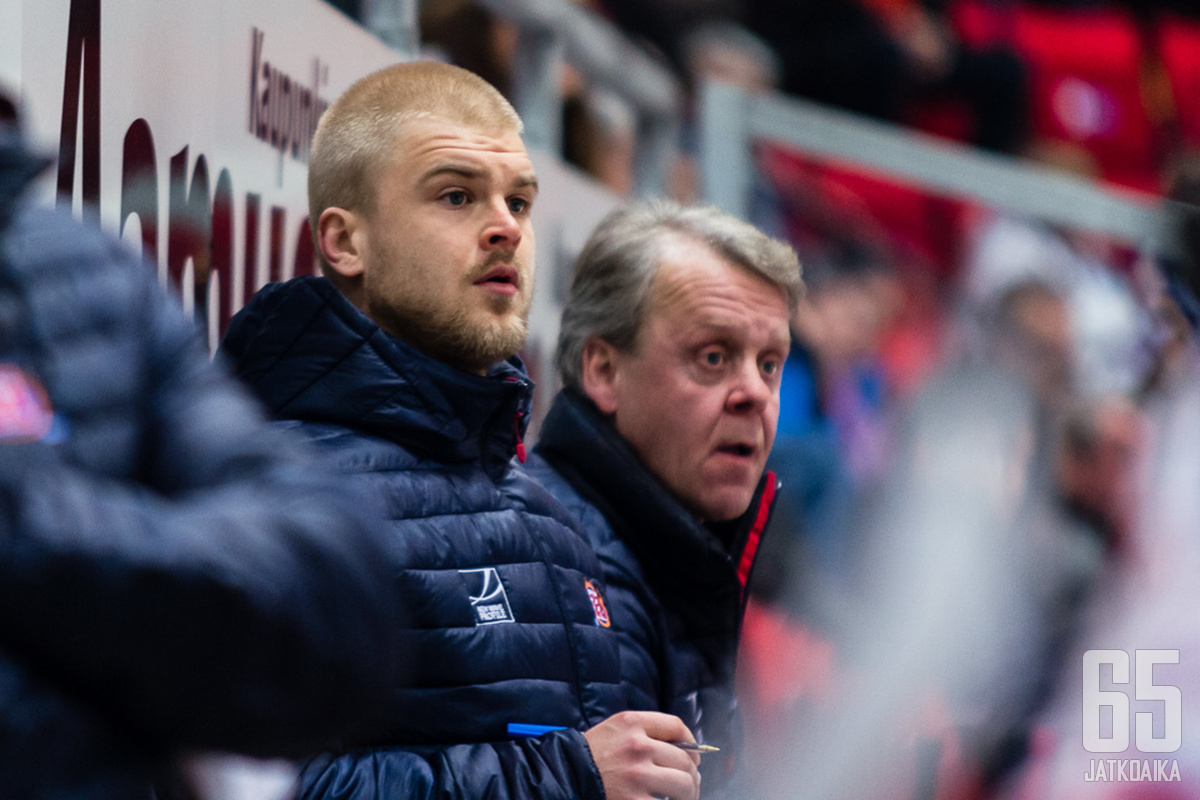 Antti Turunen jatkaa Hokin penkin takana myös tulevalla kaudella.