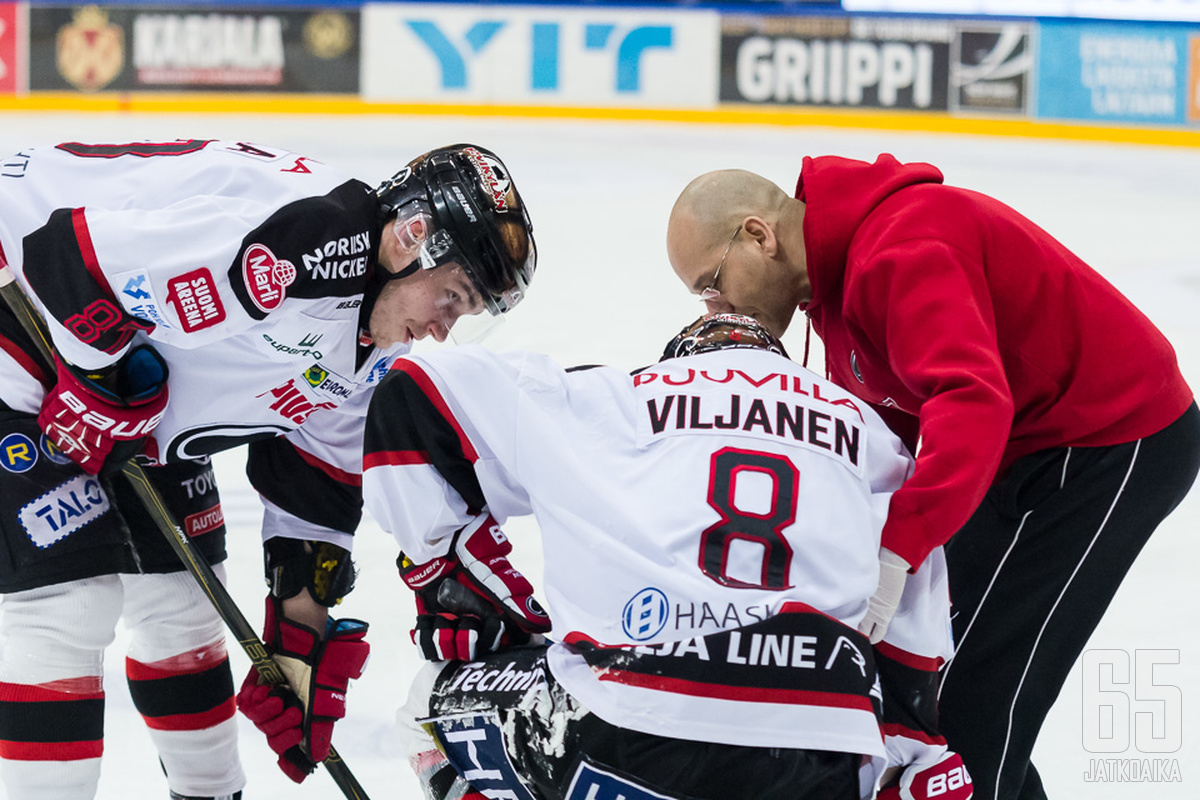 Valtteri Viljanen otti osumaa Ilkka Pikkaraiselta.