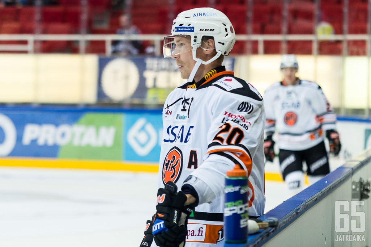 Viime kaudella Miettinen edusti HPK:ta vielä kaukalon puolella.