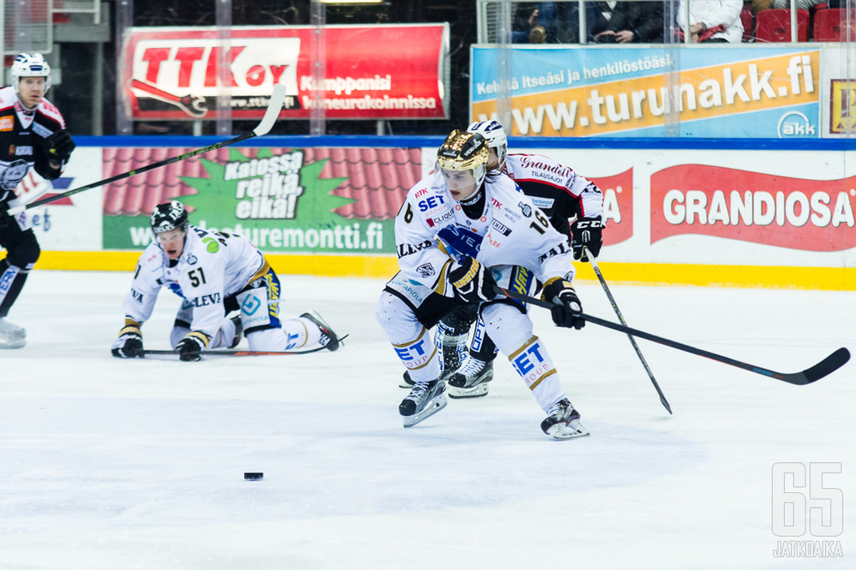 18-vuotias Sebastian Aho oli Kärppien paras pistemies ja tehoili kauden piste per peli -tahdilla.