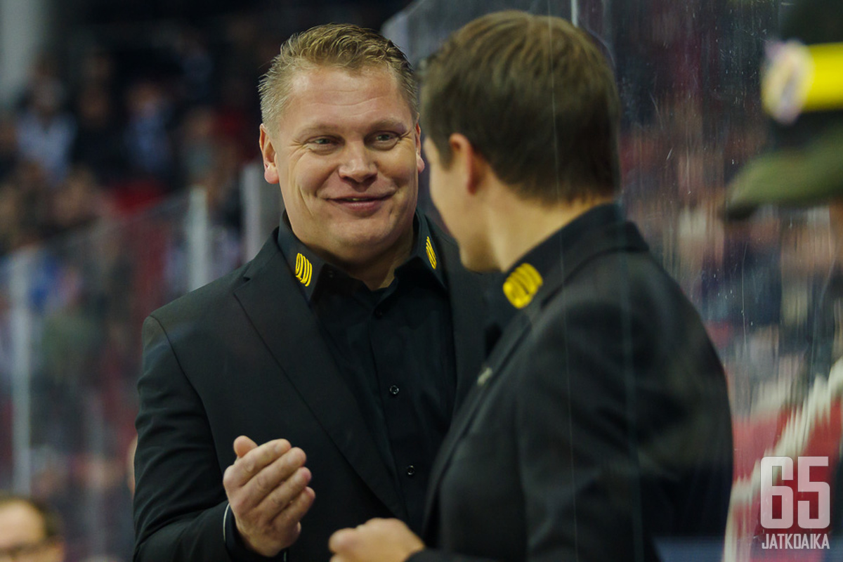 Pekka Virtaa on saanut seurata suojattiensa otteita pääosin hymy huulilla.