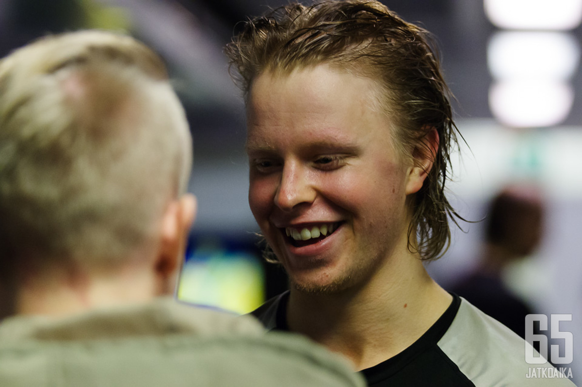 Jasper Lindsten oli yhtä hymyä voitokkaan ottelun päätteeksi.
