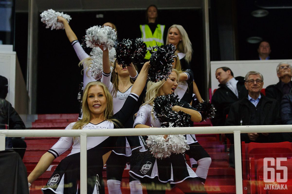 Cheerleaderit ovat osa kiekkoseurojen ottelutapahtumaa.