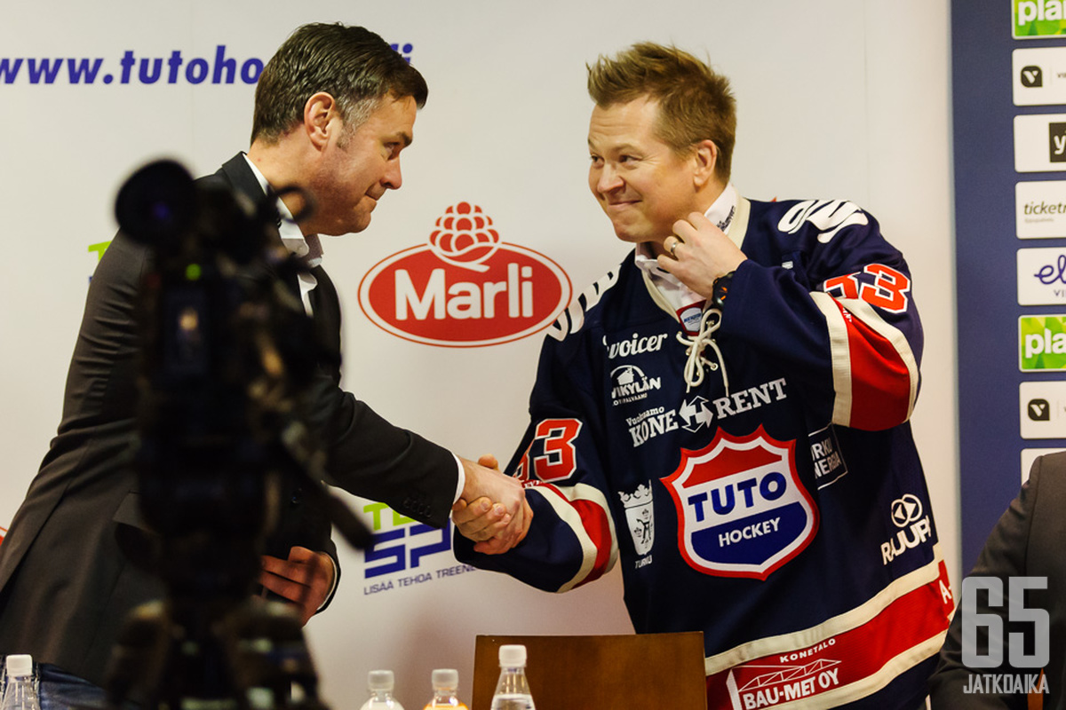 Petteri Nummelin kiitti Miika Elomoa luottamuksesta ja pisti heti verkot tötterölle.