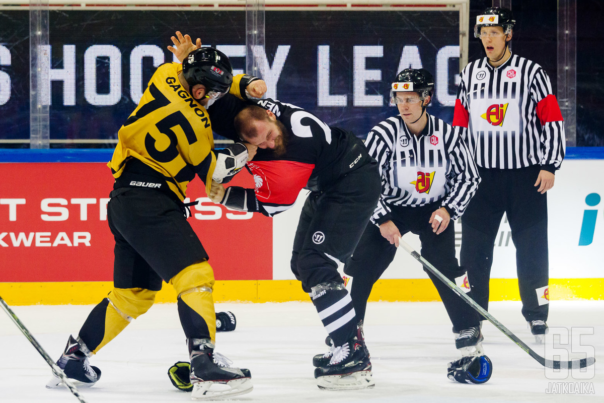Panthersin Mathieu Gagnon ja TPS:n Jonne Virtanen nahistelivat avauserässä.