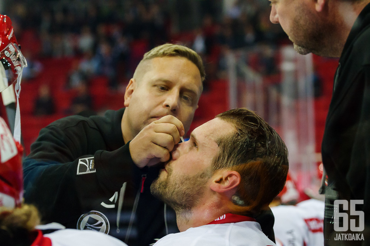 Jääkiekkohuoltajan työ ei ole vain luistinten teroittelua ja pyykin pesemistä.