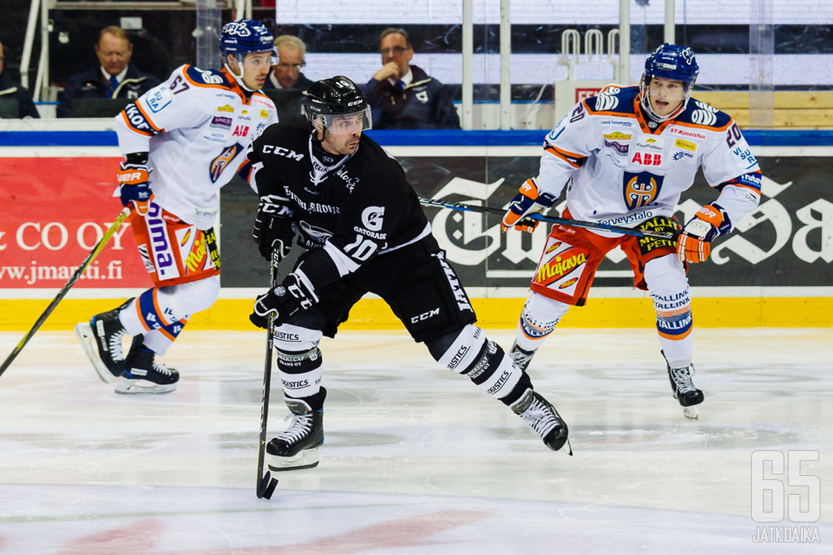 Niko Ojamäki (oik.) on pelannut kuluvan kauden toistaiseksi tehoitta.