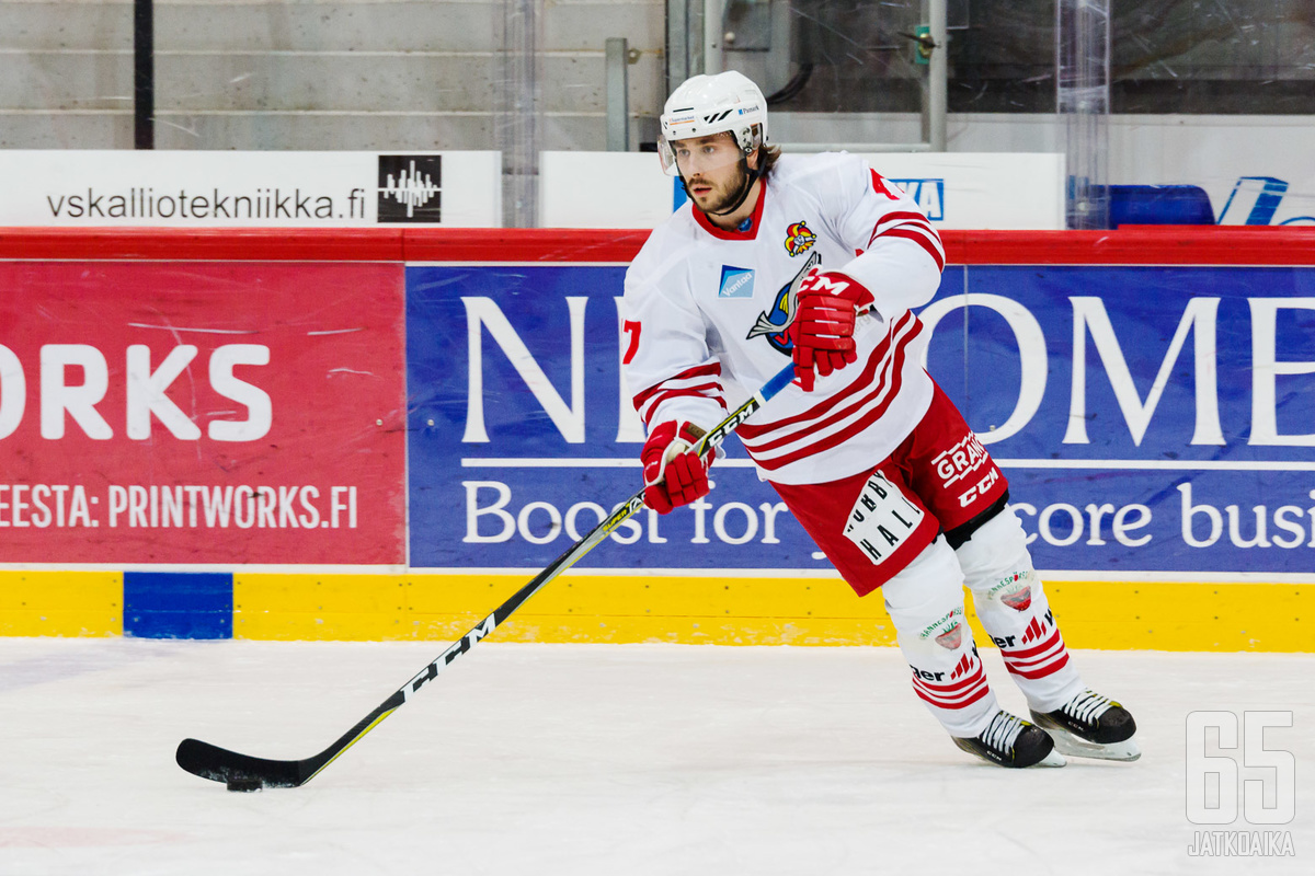 Puolustaja Joona Tolvanen pelasi Kiekko-Vantaassa 28 ottelua.