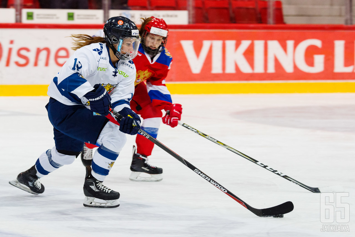 Susanna Tapani teki Suomen toisen maalin finaalissa Venäjää vastaan.