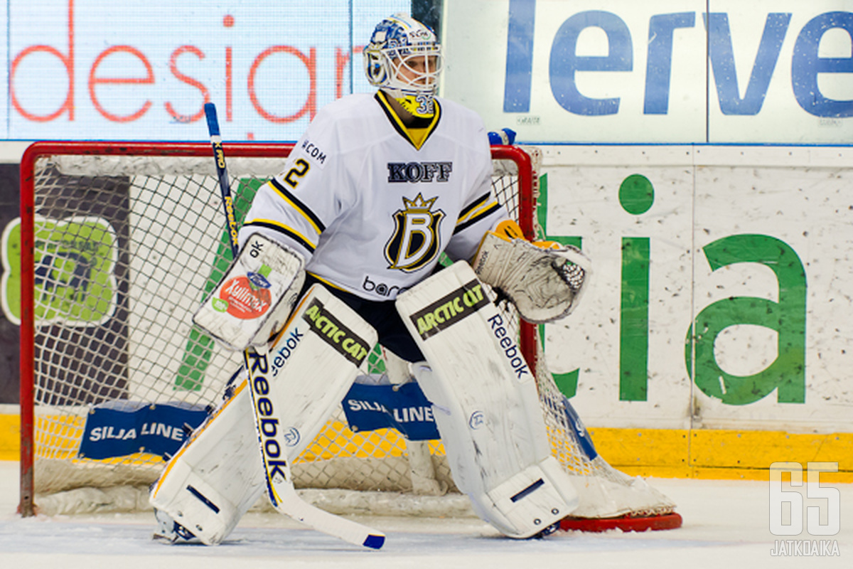 Blues-vahti Antti Ore loukkaantui ottelussa IFK:ta vastaan.