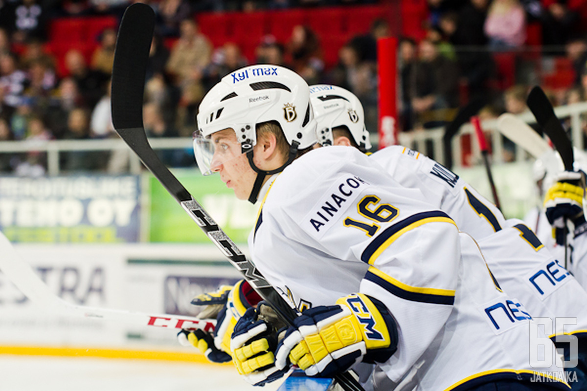 Juuso Ikonen syötti espoolaisten ensimmäisen ja kolmannen maalin