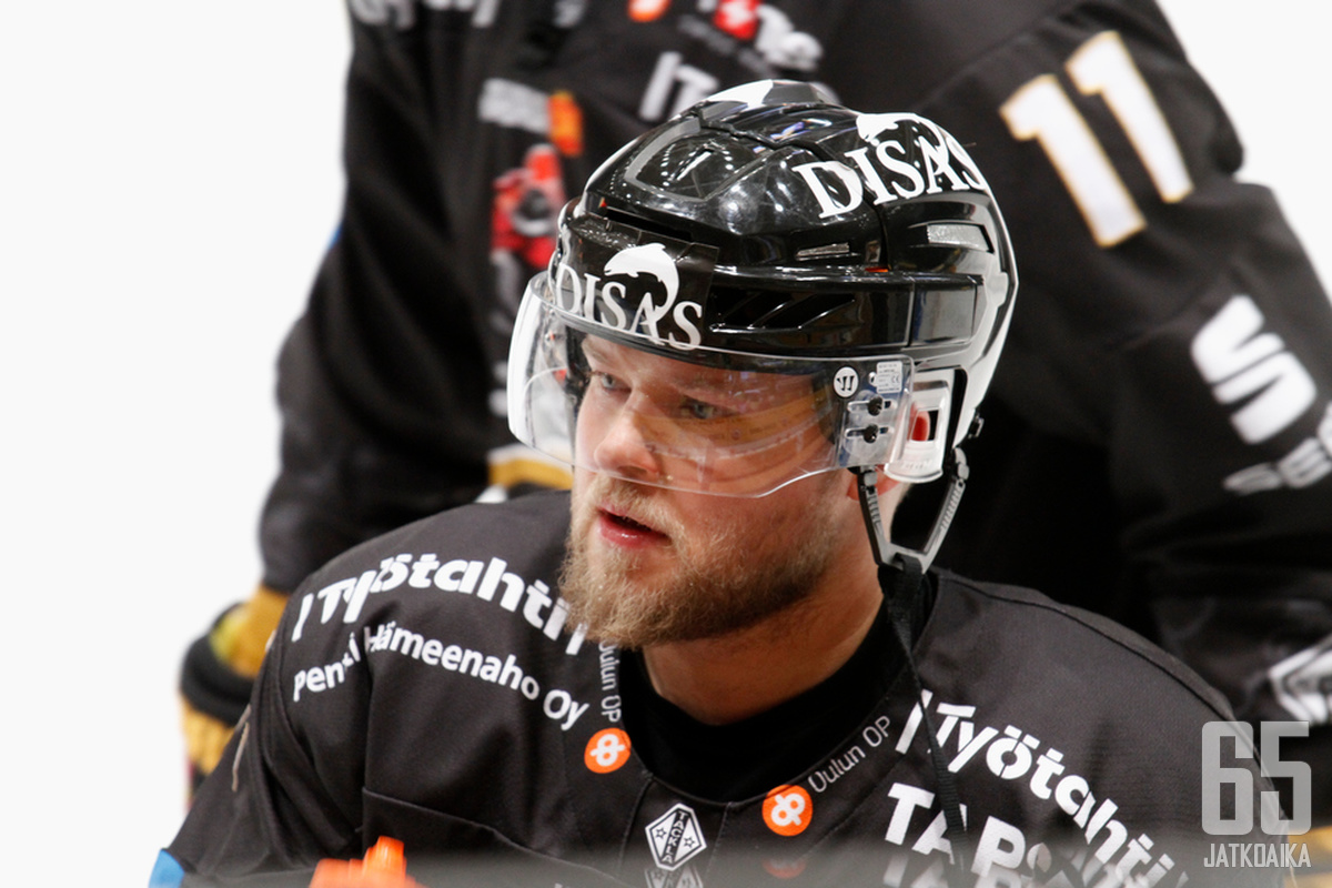 32-vuotias Saarinen pelasi viime kaudella Kärpissä.
