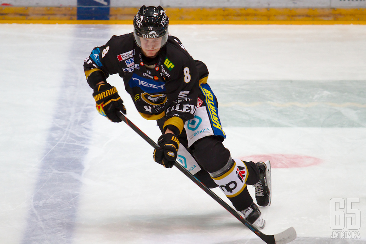 Saku Mäenalanen pelasi pirteästi lauantai-illan kamppailussa.