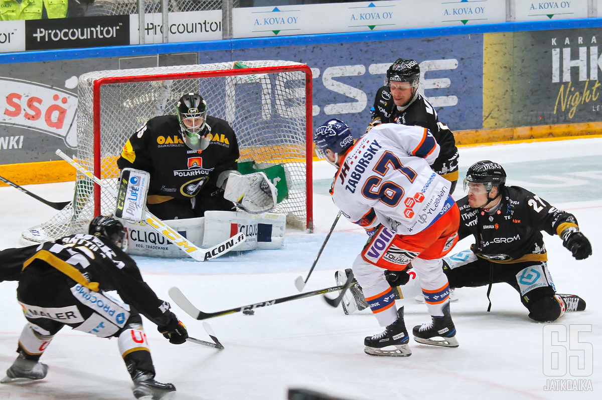 Puolustavampi mentaliteetti johti useisiin alivoimaisiin hyökkäyksiin Tappara-leirissä.