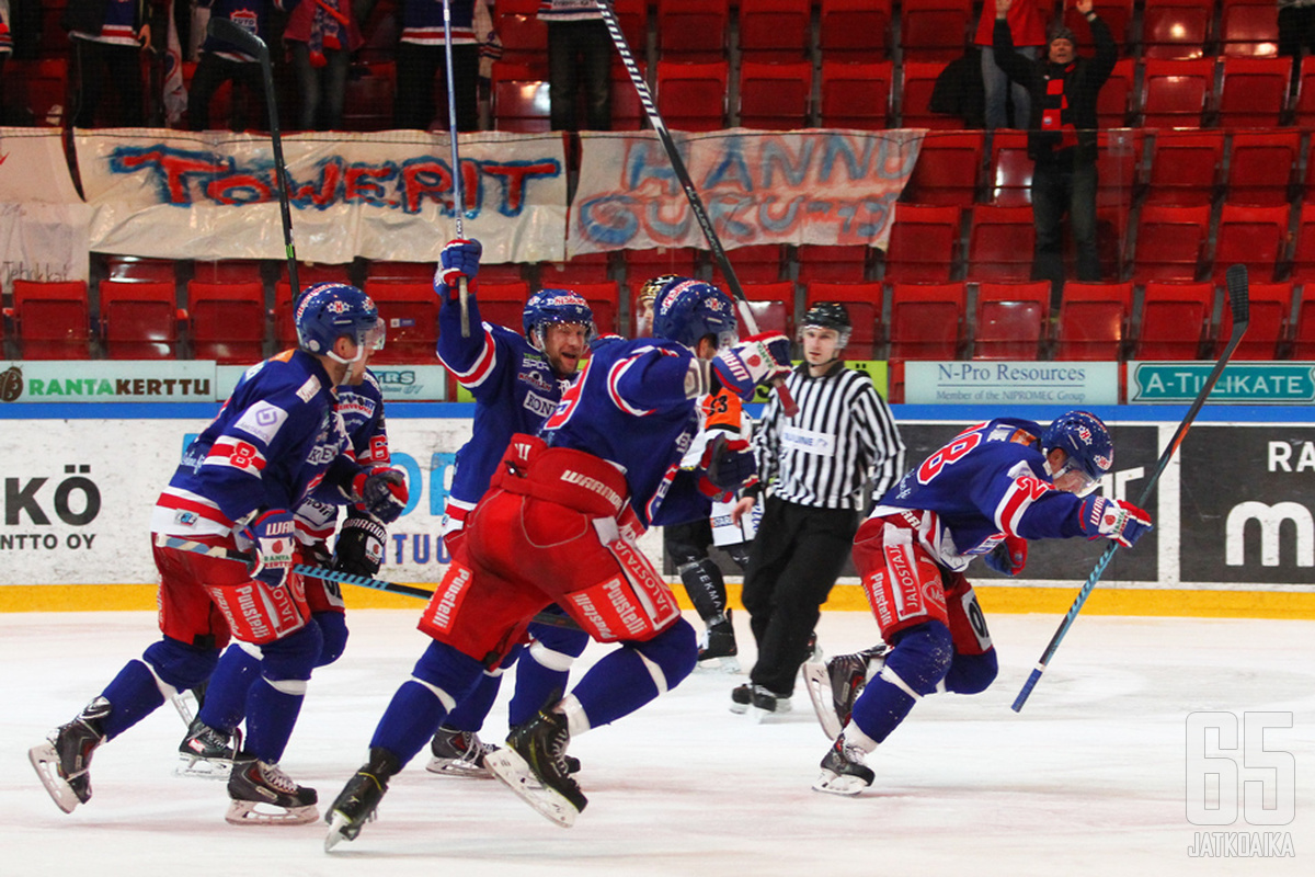 Mikko Laineen ratkaisumaali sai tutolaiset ratkeamaan riemusta.