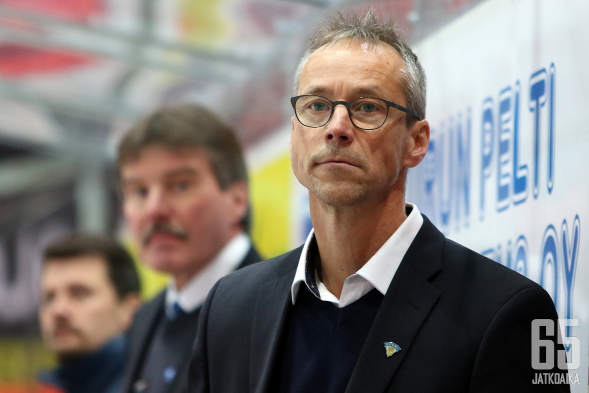 Naisleijonien päävalmentajan Pasi Mustosen mukaan Suomen täytyy olla yhtenäinen joukkue.