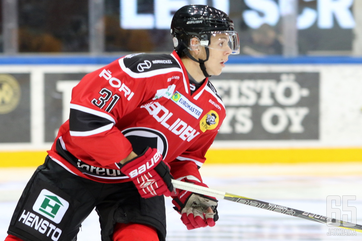 17-vuotias Jesperi Kotkaniemi iski liigadebyytissään tehot 1+1.