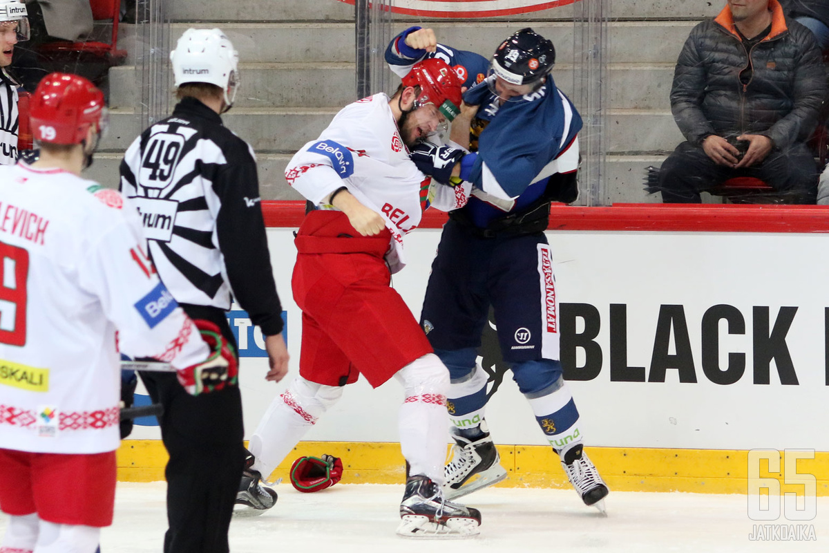 Veli-Matti Savinainen ja Valko-Venäjän Kristian Henkel tiputtivat hanskat.