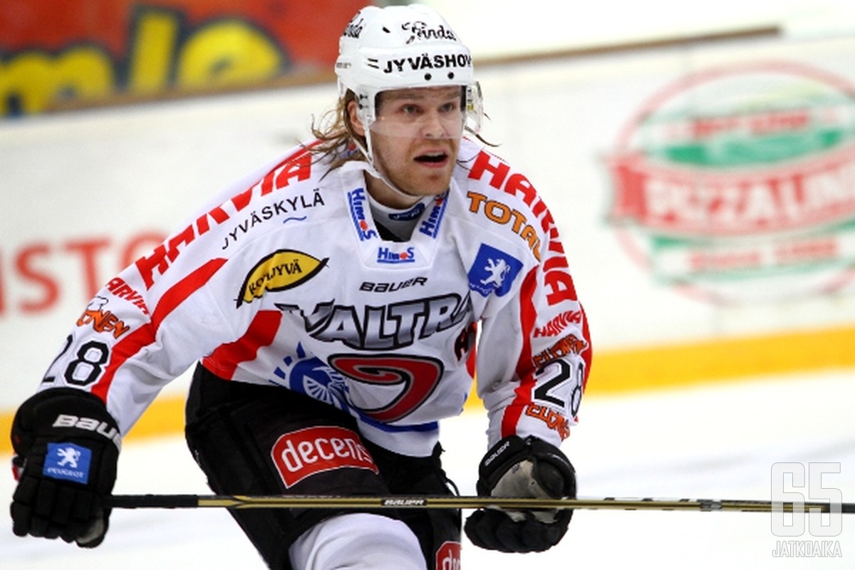 Miika Lahti kiekkoilee myös tulevan kauden jälkeen JYPin riveissä. 