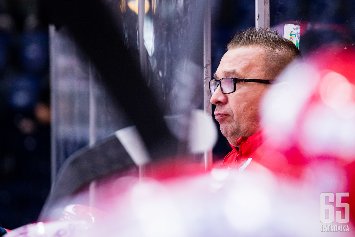 Ari-Pekka Seliniä ei torstain peli hymyilyttänyt.