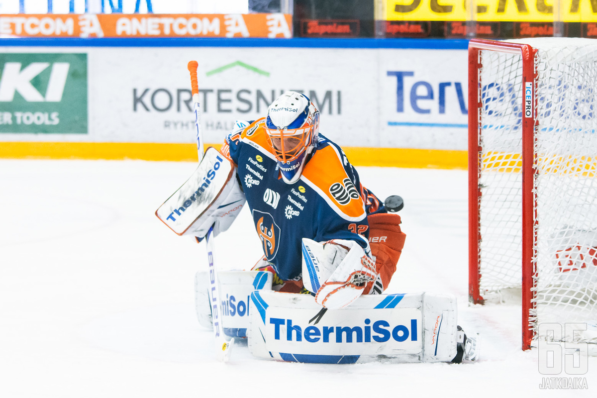Niklas Bäckström torjui kaiken maanantain Ässät-ottelussa.