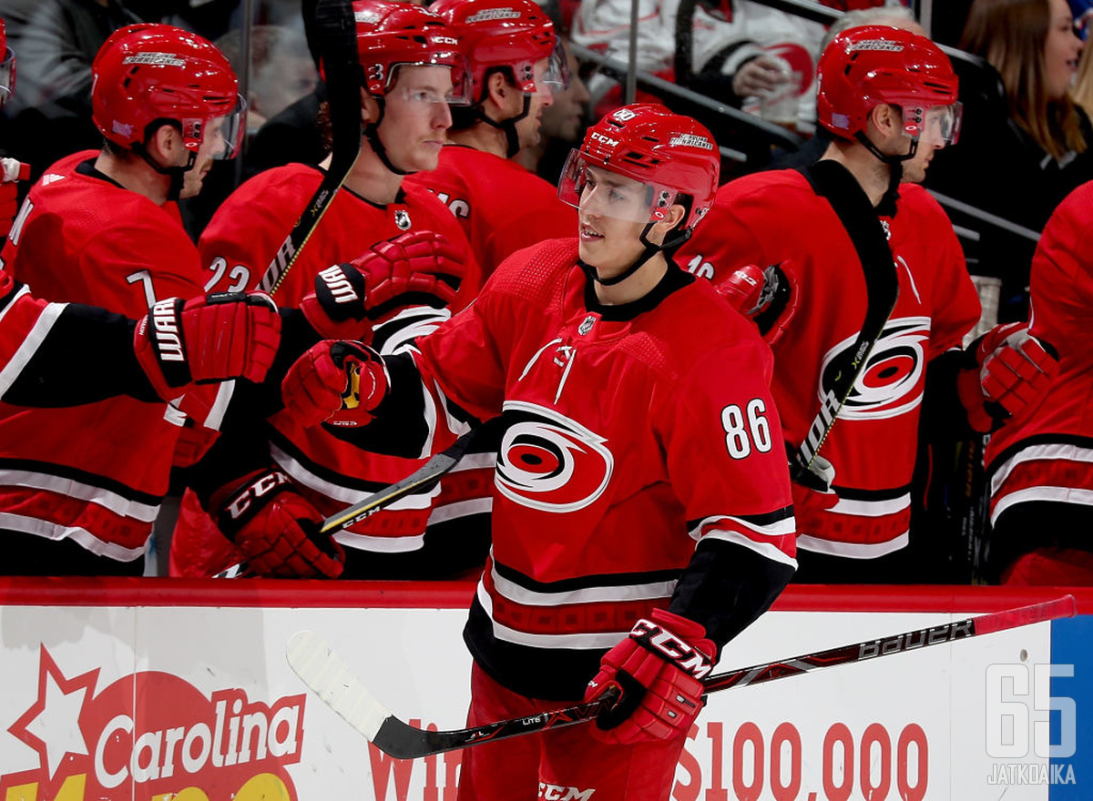 Teuvo Teräväinen maalasi kahdesti Carolina Hurricanesin voitossa.