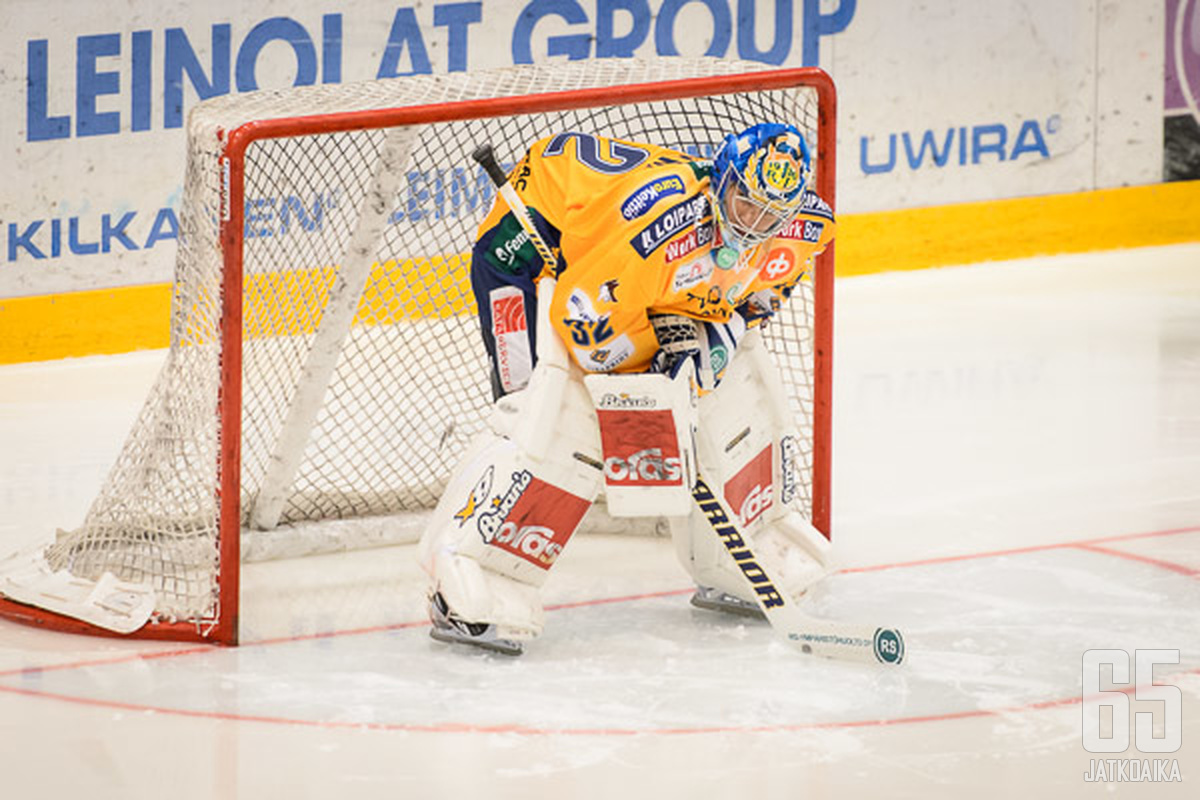 Oskari Setänen vaihtaa Lukko-nutun hetkeksi KeuPan paitaan.