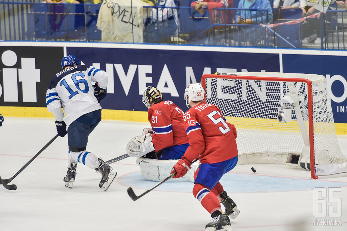 Aleksander Barkov teki hyvää maskia Esa Lindellin avausmaaliin.