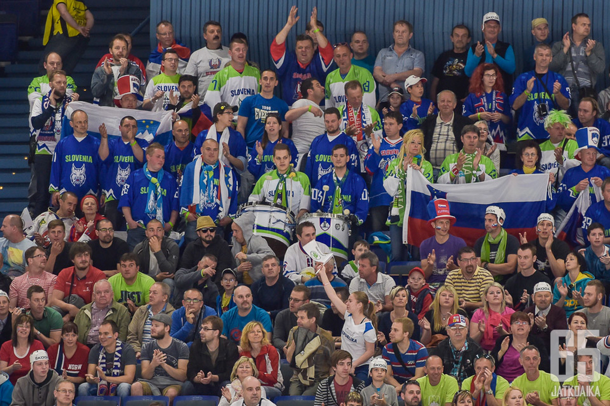 Slovenian faneilla oli syytä riemuun, kun nousu varmistui. Kuva viime vuoden MM-kisoista.