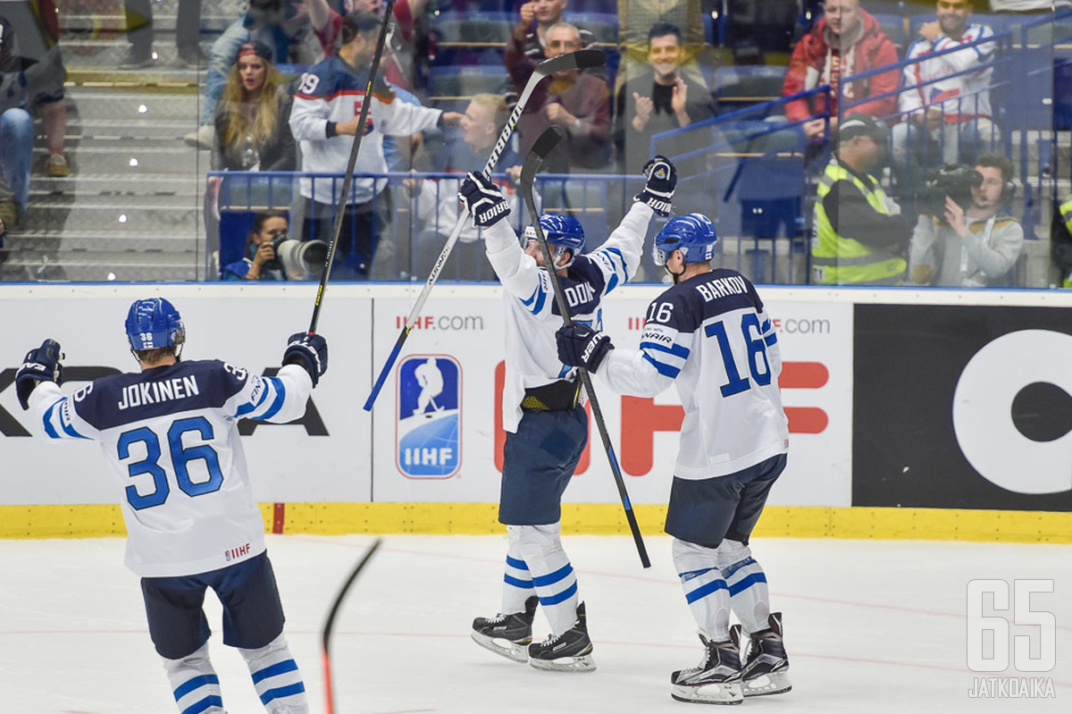 Jussi Jokinen ja Aleksander Barkov tuulettelevat leijonapaidassa myös kevään MM-kisoissa.