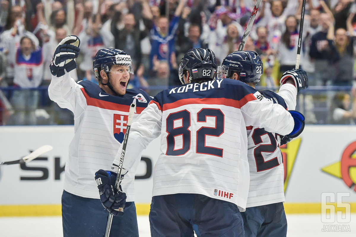 Slovakialaiset tuulettavat jatkossa Zdeno Cígerin valmennuksessa.