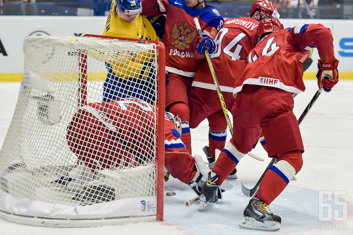 Sergei Bobrovskin kädet oli kovilla ottelun aikana.