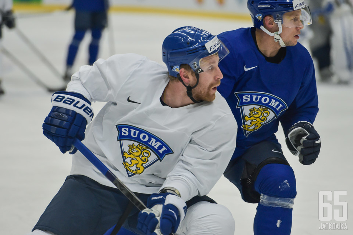 Leo Komarov viiletti Leijonien aamujäillä Tuukka Mäntylän kanssa.